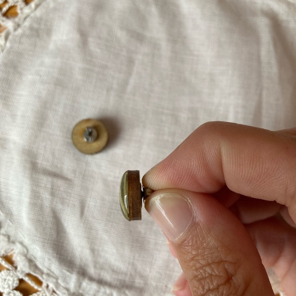 Wood and resin striped earrings - Picture 5 of 5